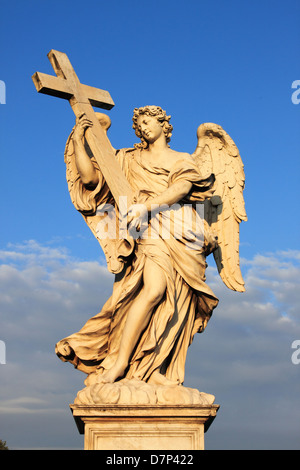 Angelo statua in San Angelo bridge, Roma (Italia). Simbolo di pace, purezza, santo e divinità Foto Stock