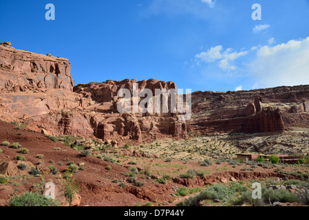 Centro Visitatori del Parco Nazionale di Arches in pietra arenaria rossa cliff. Moab, Utah, Stati Uniti d'America. Foto Stock