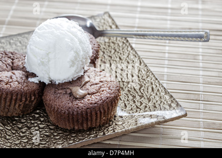 Souffle al Cioccolato e gelato alla vaniglia su tavola, close up Foto Stock