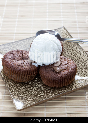 Souffle al Cioccolato e gelato alla vaniglia su tavola, close up Foto Stock