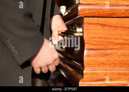 Dolor - Funerale con bara su un cimitero, scrigno portato dalla bara portatore Foto Stock