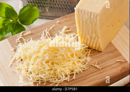 Shredded formaggio di colore giallo e di forma di formaggio Foto Stock