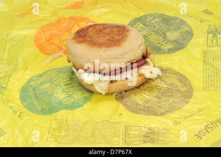 McDonald's bianco d'uovo McMuffin Delight colazione panino sull involucro di carta. Stati Uniti d'America Foto Stock