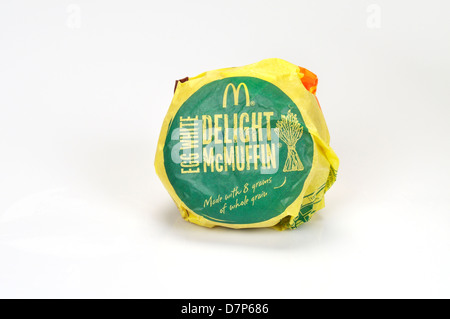 McDonald's bianco d'uovo mcmuffin delizia con pancetta canadese in involucro su sfondo bianco, ritaglio. Stati Uniti d'America Foto Stock