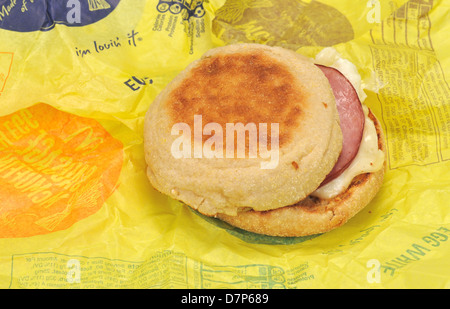 McDonald's bianco d'uovo McMuffin Delight colazione panino con pancetta canadese sull involucro di carta. Stati Uniti d'America Foto Stock