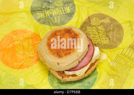 McDonald's bianco d'uovo McMuffin Delight colazione panino sull involucro di carta tagliato fuori. Stati Uniti d'America Foto Stock