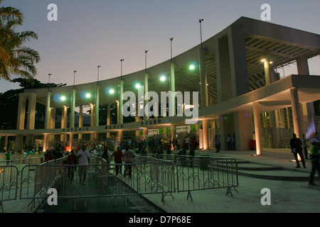 Rio stadio Maracanã nel suo unofficial riapertura di notte il 27 aprile 2013. Sede del 2013 Confederations Cup. Foto Stock