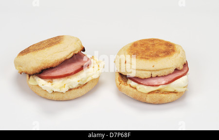 McDonald's Albume delizia McMuffin canadese con pancetta e formaggio cheddar bianco su muffin inglese su sfondo bianco, ritaglio Foto Stock