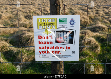 Segno di consigliare gli automobilisti 'Dont lasciare gli oggetti di valore nella vostra auto' situato vicino a bordo Stanage nel Derbyshire Regno Unito Foto Stock