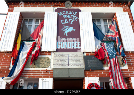 Ponte Pegasus Cafe vicino a Caen in Francia. Foto Stock