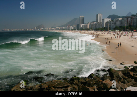 Lucertole da mare godono di Leme Beach su una soleggiata giornata autunnale. Rio de Janeiro, Brasile. Foto Stock