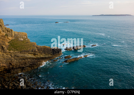 Bella, drammatiche scogliere presso il parco dei cervi capezzagna, Marloes Penisola, Il Pembrokeshire Coast National Park. Foto Stock