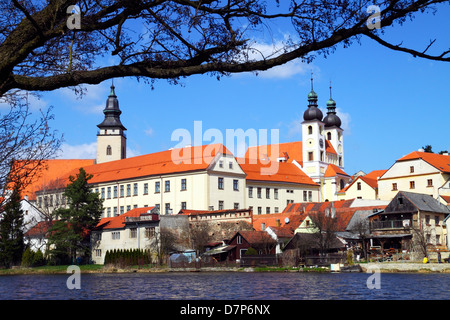 Santo Nome di Gesù chiesa e case dalla riva del laghetto Ulicky Telc Repubblica Ceca Foto Stock