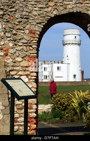 Il vecchio faro visto attraverso i resti di St Edmund la cappella, Hunstanton, Norfolk, Inghilterra Foto Stock