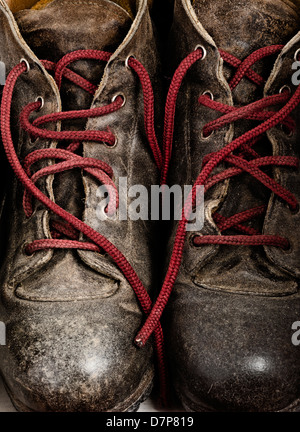 Grunge stivali da lavoro, molto usurati e cordonato Foto Stock