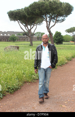 South Asian man walking in Roma Foto Stock