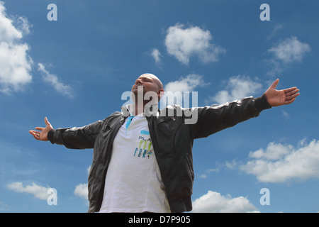 South Asian l uomo si apre le sue braccia Foto Stock