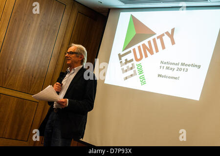 Ambassadors Bloomsbury Hotel, Londra centrale. 11 maggio 2013. Film del regista Ken Loach parla al primo incontro nazionale della nuova organizzazione politica, sinistra unità, che è stata avviata a seguito di un ricorso che ha fatto per un popolare di sinistra del partito laburista. Questo appello accompagnato il rilascio di Loach il film più recenti, lo spirito del '45. David Isaacson/Alamy Live News Foto Stock