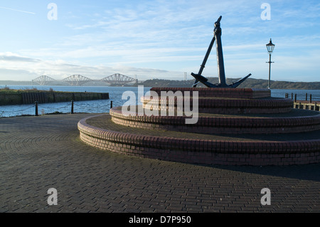 Dh DALGETY BAY FIFE statua di ancoraggio Firth of Forth Bridge Bay Duncans Scozia Scotland Foto Stock