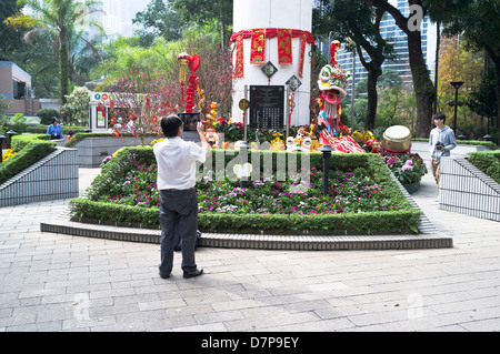 Dh Hong Kong Park Central HONG KONG uomo cinese ipad fotografare in cinese di Nuovo Anno Visualizzazione Foto Stock