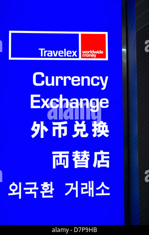 Dh Travelex foreign exchange HONG KONG Tourist Cambio valuta bilingue segni inglese Cina segno di denaro Foto Stock