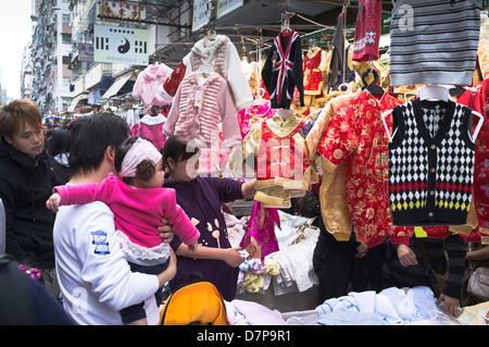 dh Ladies Market MONG KOK HONG KONG shopping cinese per famiglie i bambini vestiti mercato stallo bambini asia cliente di strada Foto Stock