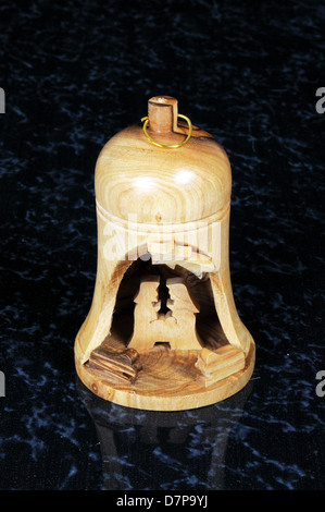 Legno campana di natale con la scena della natività intemo ricavati dal legno d'ulivo. Foto Stock