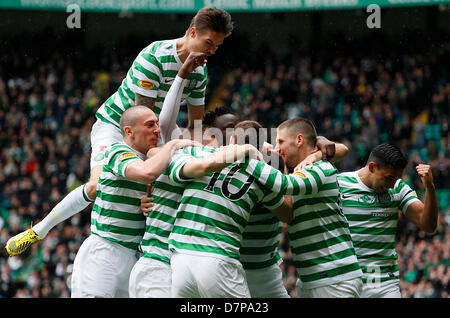 Glasgow, Scozia, 11 maggio 2013. I giocatori festeggiano con Joe Ledley dopo la sua apertura obiettivo durante la Premier League Scozzese gioco tra Celtic e St Johnstone da Celtic Park. Azione Sport Plus Immagini/Alamy Live News Foto Stock