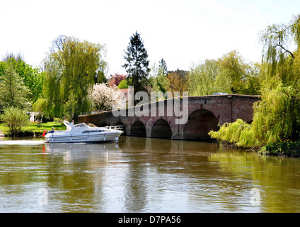 Berks - Sonning on Thames - crociera lungo il fiume in avvicinamento al ponte vecchio - la luce del sole - Riflessioni - sfondo boscoso Foto Stock