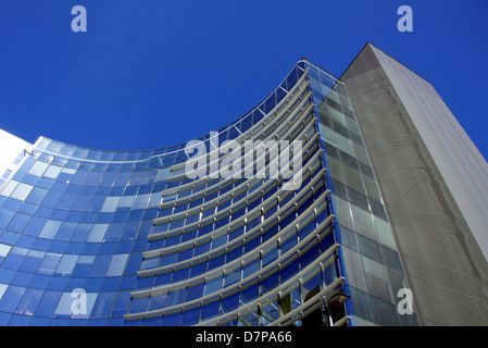 Ufficio moderno alto edificio è costruito con cemento e vetro Foto Stock