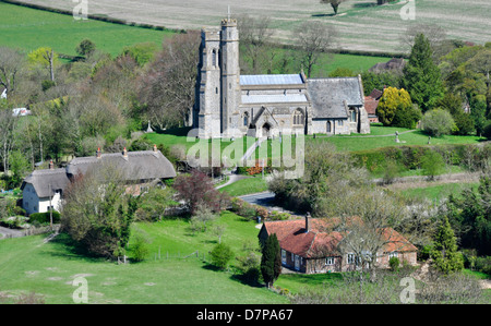 Bucks Chiltern Hills Aldershot vista aerea da Beacon Hill St Peter + San Paolo chiesa parrocchiale per villaggio + Chequers station wagon Foto Stock