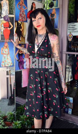 Donna con tatuaggi e 1950 abito stile nel Greenwich Village di New York Foto Stock