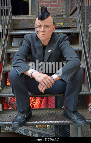 Ritratto di un giovane nel Greenwich Village con un taglio di capelli Mohawk, face tattoo e faccia multipli piercing. Foto Stock