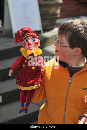 Londra, Regno Unito. Il 12 maggio 2013. San Paolo sagrato, Covent Garden di Londra. Regno Unito. Il 12 maggio 2013. Un giovane ragazzo gode giocare con un signor punch al maggio Fayre in Covent Garden. Il Maggio Fayre e Puppet Festival nella chiesa di San Paolo giardino di Covent Garden, celebra la 351compleanno del Signor punzone. Matteo Chattle/Alamy Live News Foto Stock