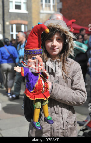 Londra, Regno Unito. Il 12 maggio 2013. San Paolo sagrato, Covent Garden di Londra. Regno Unito. Il 12 maggio 2013. Una giovane ragazza con un signor punch al maggio Fayre in Covent Garden. Il Maggio Fayre e Puppet Festival nella chiesa di San Paolo giardino di Covent Garden, celebra la 351compleanno del Signor punzone. Matteo Chattle/Alamy Live News Foto Stock