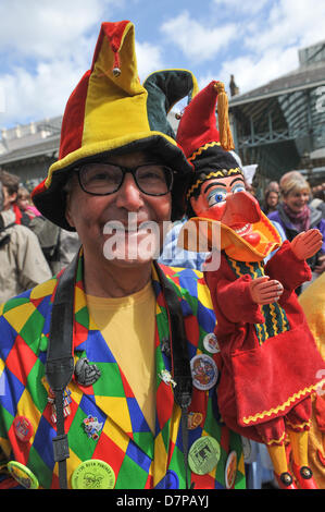 Londra, Regno Unito. Il 12 maggio 2013. San Paolo sagrato, Covent Garden di Londra. Regno Unito. Il 12 maggio 2013. Uno dei tanti Mr punch al maggio Fayre in Covent Garden. Il Maggio Fayre e Puppet Festival nella chiesa di San Paolo giardino di Covent Garden, celebra la 351compleanno del Signor punzone. Matteo Chattle/Alamy Live News Foto Stock