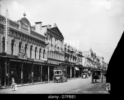 Questa fotografia di George Street a Sydney, presa da Market Street, cattura l'evoluzione architettonica della zona. Tra gli edifici degni di nota ricordiamo Tyneside House e Waterloo Chambers, che evidenziano lo sviluppo urbano di Sydney all'inizio del XX secolo. Foto Stock