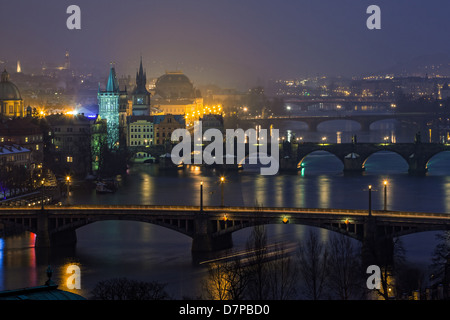 Antenna vista notturna su ponti a Praga, Repubblica Ceca Foto Stock