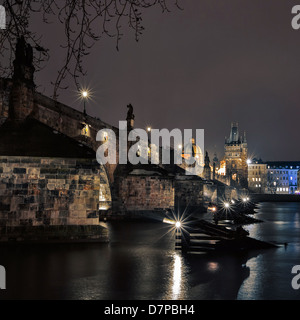 Il Ponte Carlo a Praga con lanterne di notte Foto Stock
