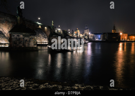 Il Ponte Carlo a Praga con lanterne di notte Foto Stock