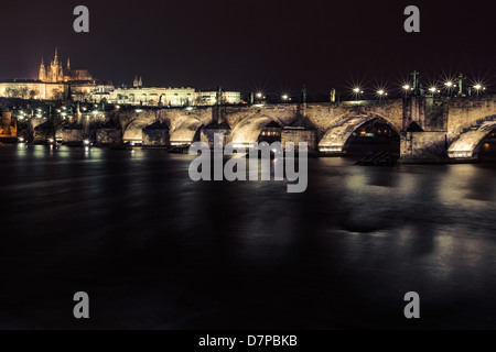 Il Ponte Carlo e il castello di Praga di notte Foto Stock