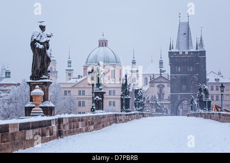 Neve mattutina al Ponte Charles in inverno, Praga, Repubblica Ceca Foto Stock