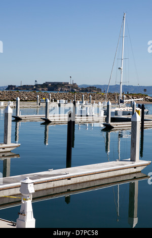 San Francisco Marina con l'isola di Alcatraz in background, San Francisco, California, Stati Uniti d'America. Foto Stock