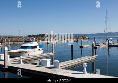 San Francisco Marina con l'isola di Alcatraz in background, San Francisco, California, Stati Uniti d'America. Foto Stock