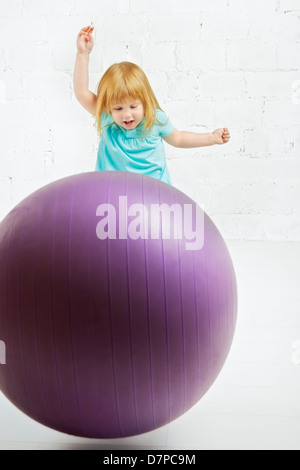 Bellissima bambina gioca con grande palla Foto Stock