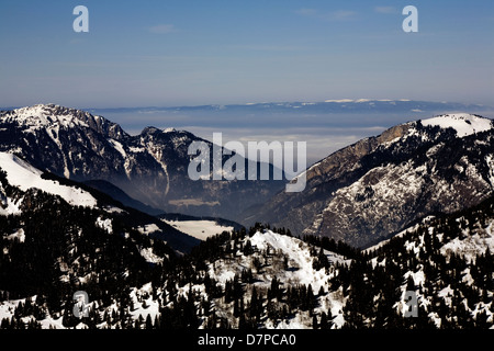 Mountain Valley View in inverno da Cornebois sopra il villaggio di Chatel sul francese confine Svizzero Portes du Soleil Morzine Foto Stock