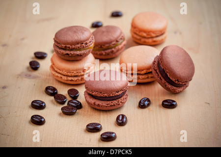 Cioccolato fondente e caramello amaretti sul tavolo di legno Foto Stock