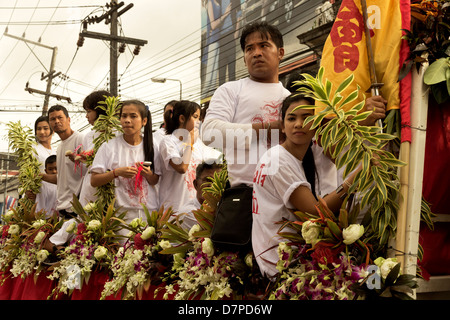 PHUKET, Tailandia 1 Ottobre 2011: i partecipanti in bianco cerimoniale cavalcare un galleggiante durante l annuale Phuket Festival vegetariano. Foto Stock