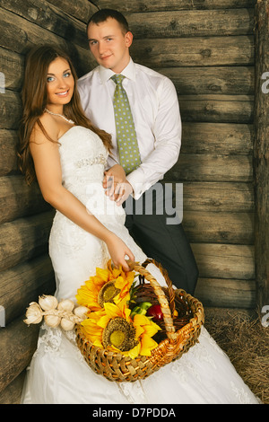 Affascinante la sposa e lo sposo in fienile al giorno di estate Foto Stock