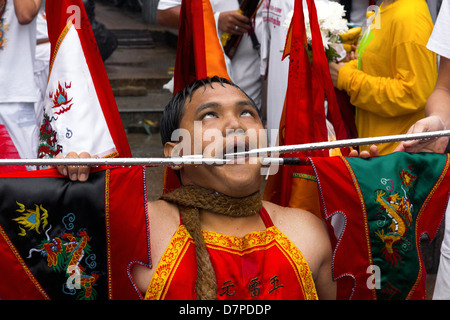 PHUKET, Tailandia 3 Ottobre 2011: Una Canzone Ma (media di spirito) ha le sue guance inclinata durante l annuale Phuket Festival vegetariano. Foto Stock